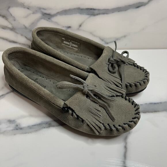Minnetonka | Women's Gray Suede Fringe Festival Moccasins Loafer Sz  6 - Picture 1 of 8